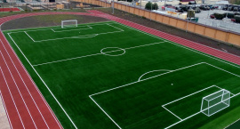 Футбольное поле с искусственным покрытием