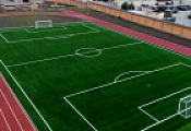 Футбольное поле с искусственным покрытием
